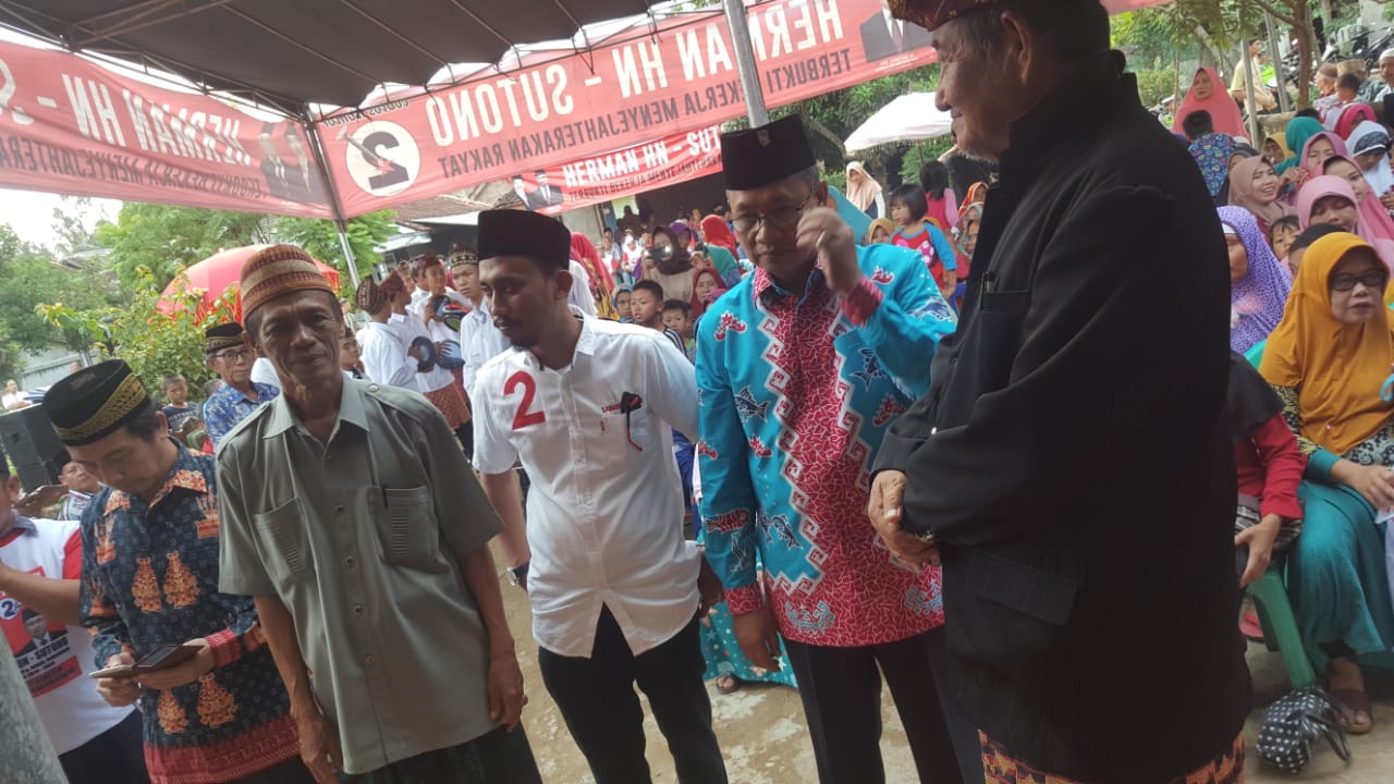 Kampanye di Pesawaran Sutono dan Relawan Diarak Tokoh Adat