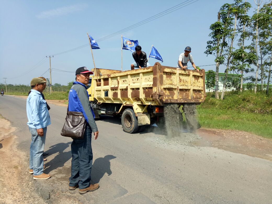 Meminimalisir Kecelakaan Ruas Jalan Tubaba Pengurus PWI Menimbun Lubang di Ruas Jalan Tersebut