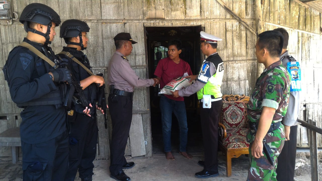 2,3 Ton Beras Dibagikan Polres Tulang Bawang Kepada Warga Kurang Mampu