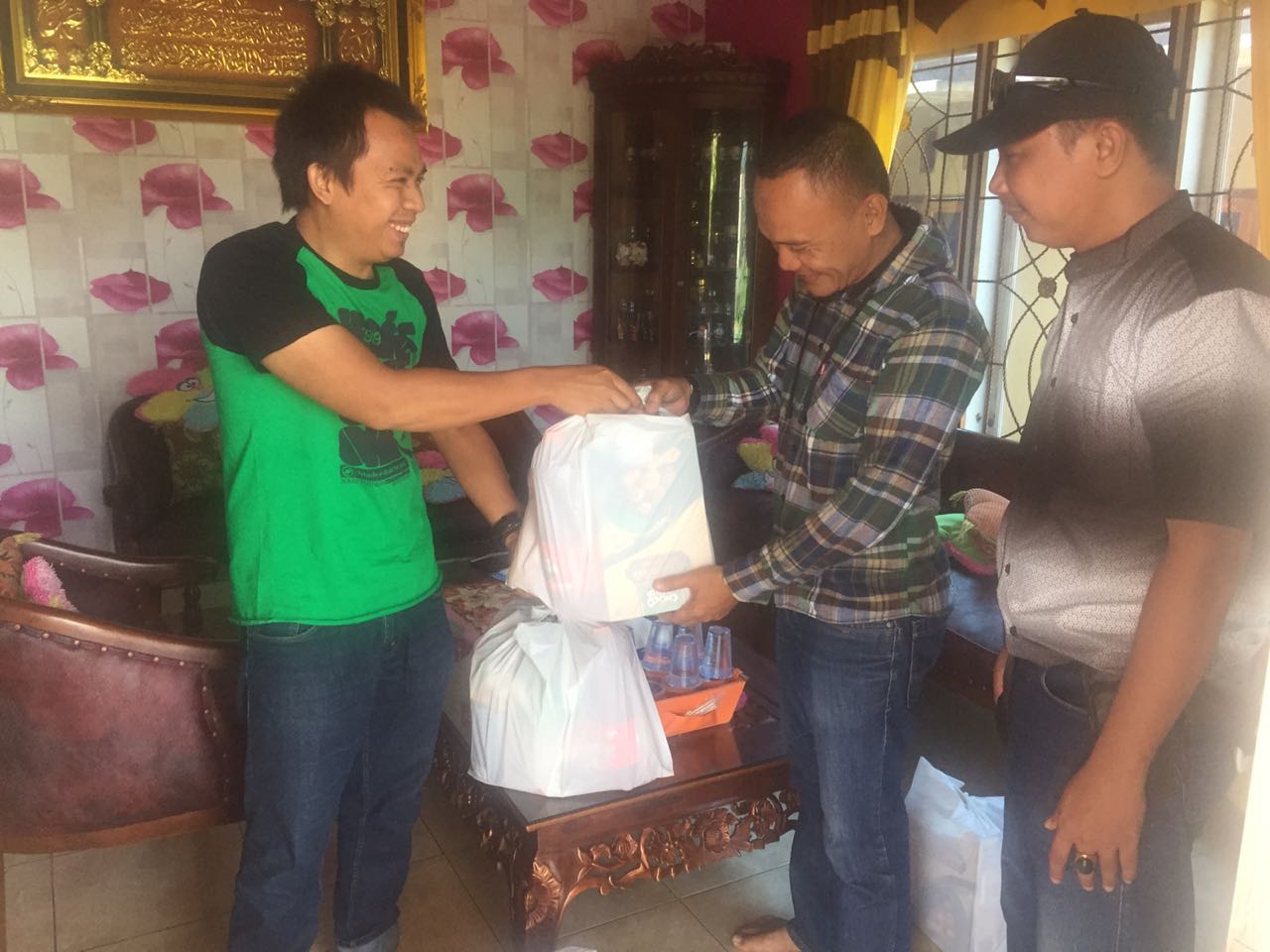 PWI Lampura Bagikan Bingkisan Lebaran Untuk Pengurus dan Anggota