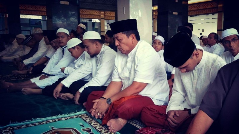 Sholat Ied Bersama Keluarga di Masjid Ad-Du’a, Arinal Jadikan Moment Lebaran Untuk Bermaafan