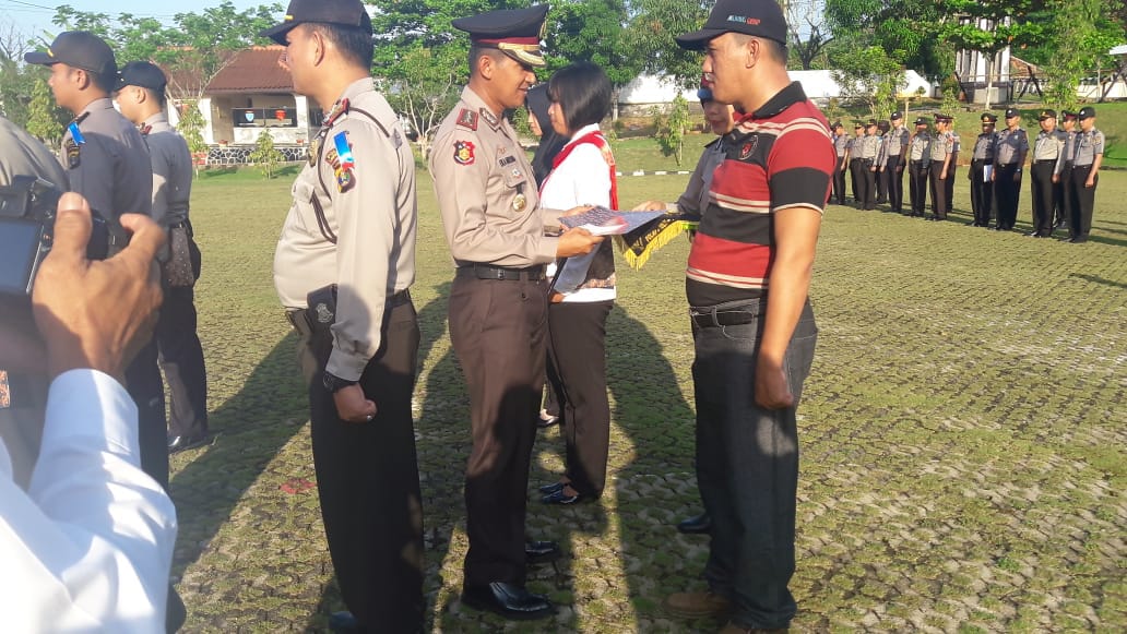 Kapolres Lampung Utara Anugerahi Hendra Penghargaan Atas Keberanian Ungkap Kasus Curas