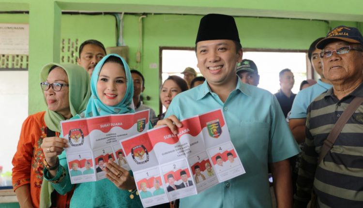 Ridho Didampingi Yustin Nyoblos di TPS Sumur Batu