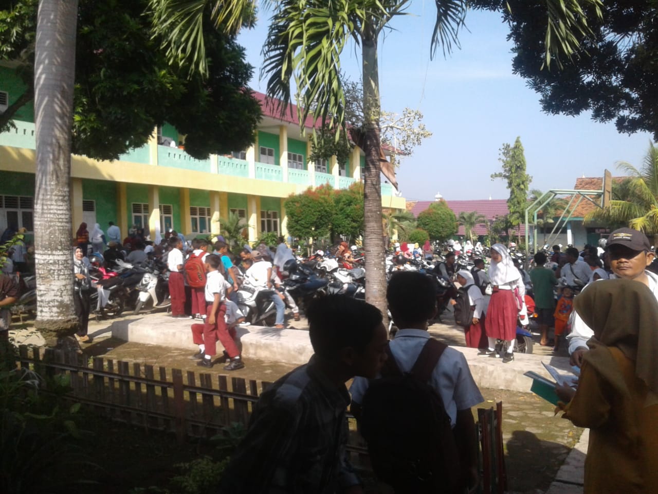 Hari Pertama Penerimaan Peserta Didik Baru (PPDB) di SMPN 1 Pesawaran di Serbu Warga.