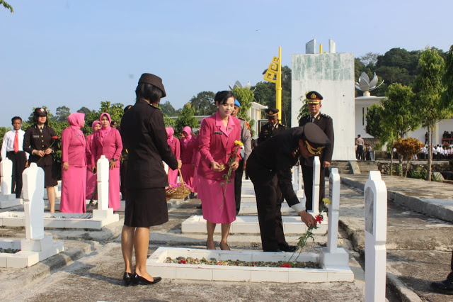 Kapolres Tanggamus Pimpin Ziarah Makam Pahlawan HUT Bhayangkara ke 72
