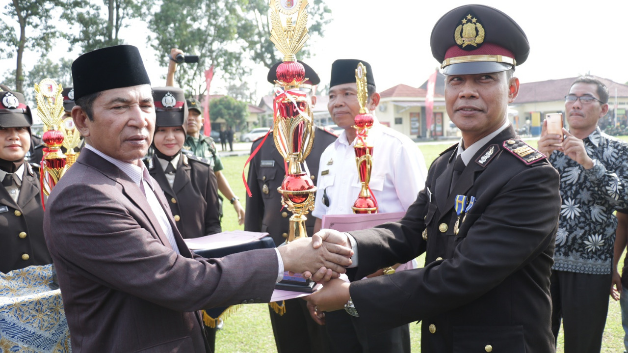 Kapolres Tuba Pimpin Upacara Hari Bhayangkara Ke-72 dan Berikan Hadiah Kepada Pemenang Lomba Siskamling