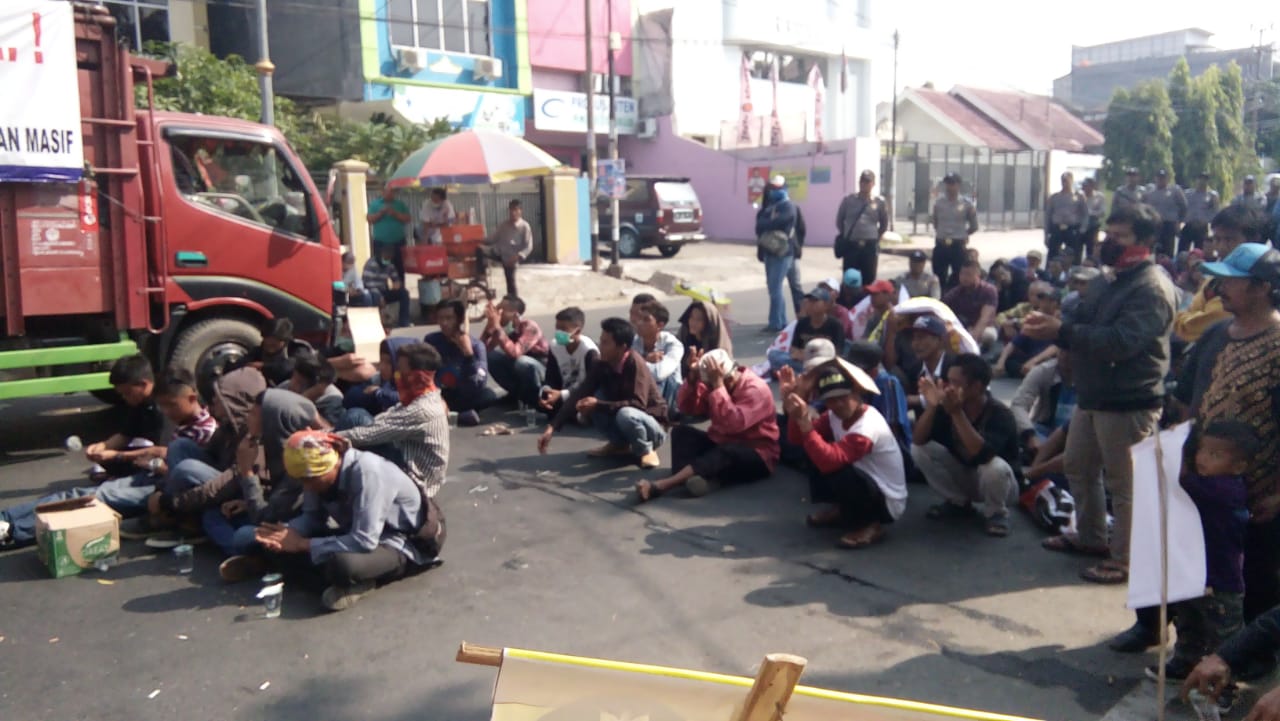 Sopir Angkutan Dan Pengguna Jalan Mulai Terganggu Dengan Adanya Demo di Jalan Jenderal Sudirman