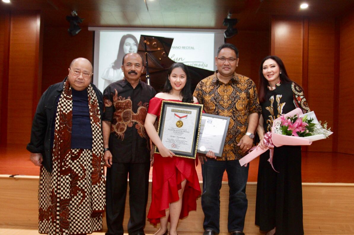 Evelyn Catatan Rekor Pianis Termuda Memainkan “12 Spanish Dances”