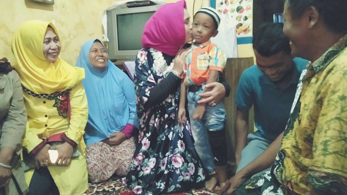 Riana Sari Salurkan Bantuan Kaki Palsu Untuk Wawan