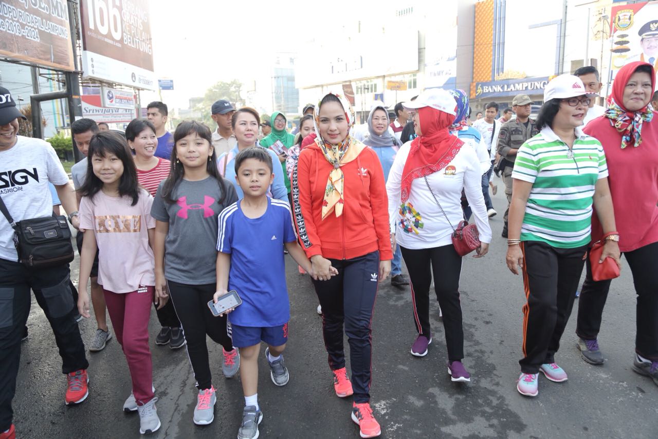 Ketua PKK Lampung Lepas Jalan Sehat Harganas Ke-25 di Taman Gajah