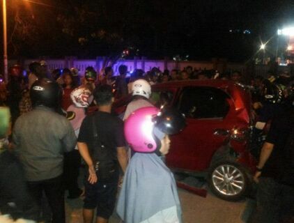 Digerebek Warga Mobil Goyang di Tempat Gelap Tabrak Tembok