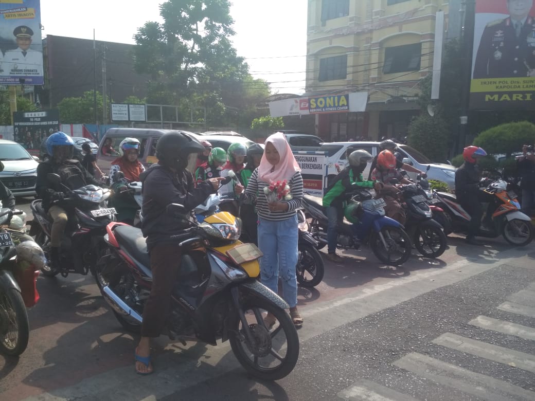 BRPL Bagikan Bunga Sebagai Simbol Pilkada Lampung Damai