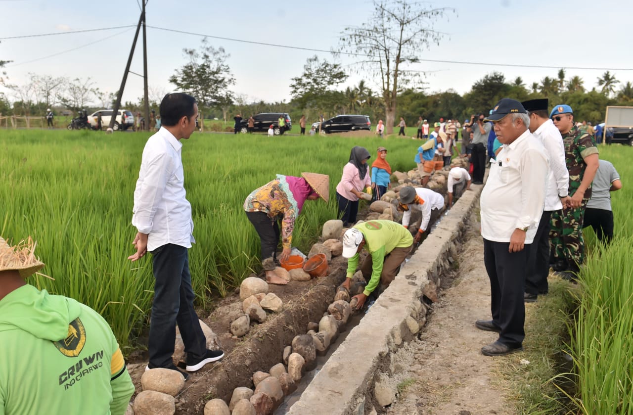 Presiden Tinjau Pelaksanaan Padat Karya Tunai di Sumbawa