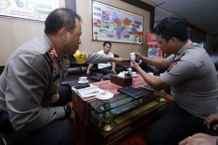 Kapolda Kalbar Lakukan Test Urine Bersama Pejabat Utamanya
