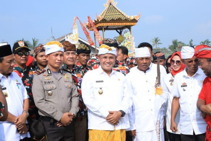 Wabup Nanang Ermanto Diarak Naik Bade dalam Upacara Putra Yadnya