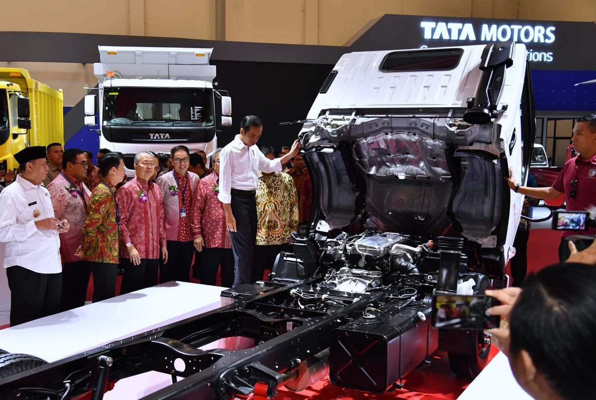 Presiden Dorong Industri Otomotif Nasional untuk Berinovasi