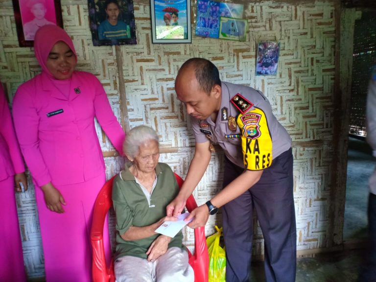 Polwan Polres Pesawaran Santuni Janda dan Warga Tak Mampu