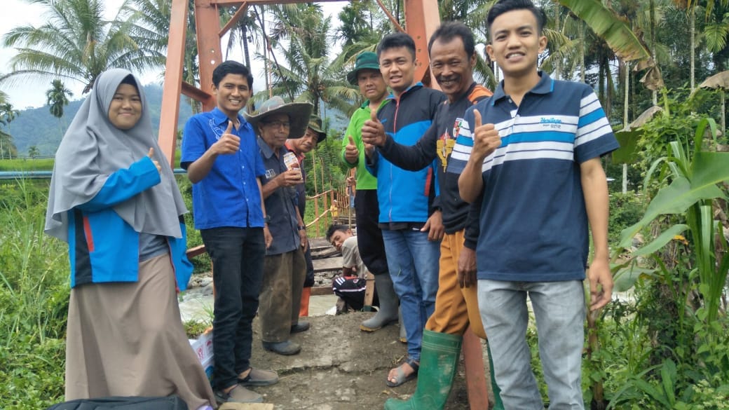 Pengurus Pusat Ikatan Mahasiswa Solok Selatan (IMASOLSEL) Bantu Perbaiki Jembatan Gantung Batubajarang
