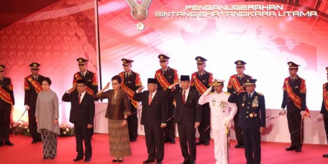 Kapolri Beri Anugrah Bintang Bhayangkara Utama Tujuh Tokoh Atas Jasa Untuk Polri