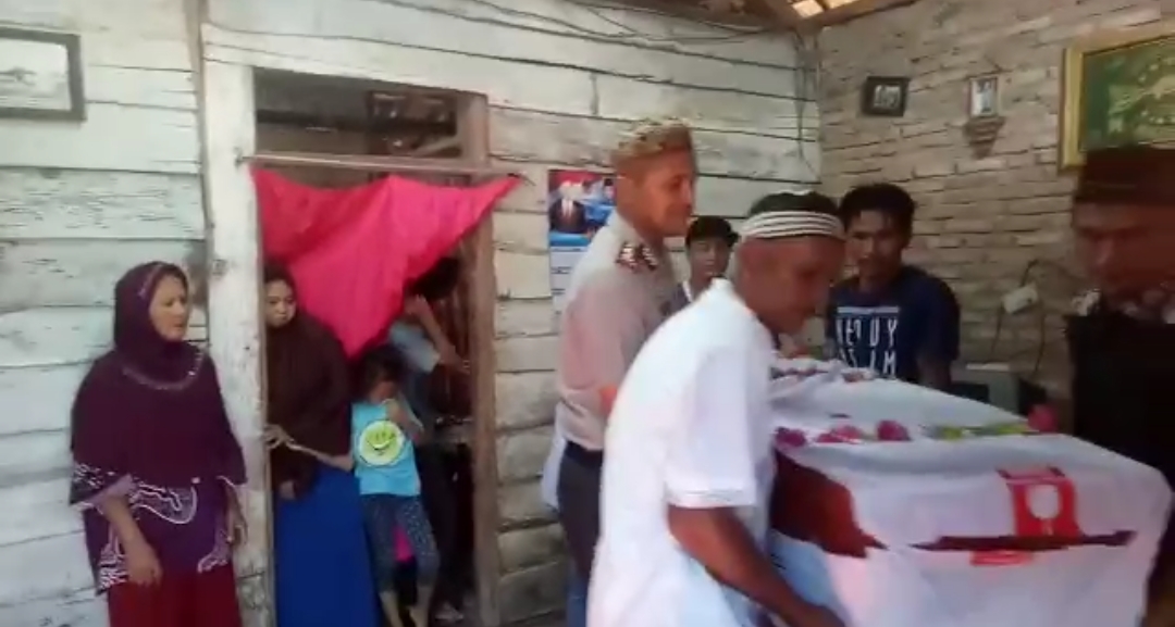 Kapolres Lampung Utara Hadiri Pemakaman TKI dari Malaysia