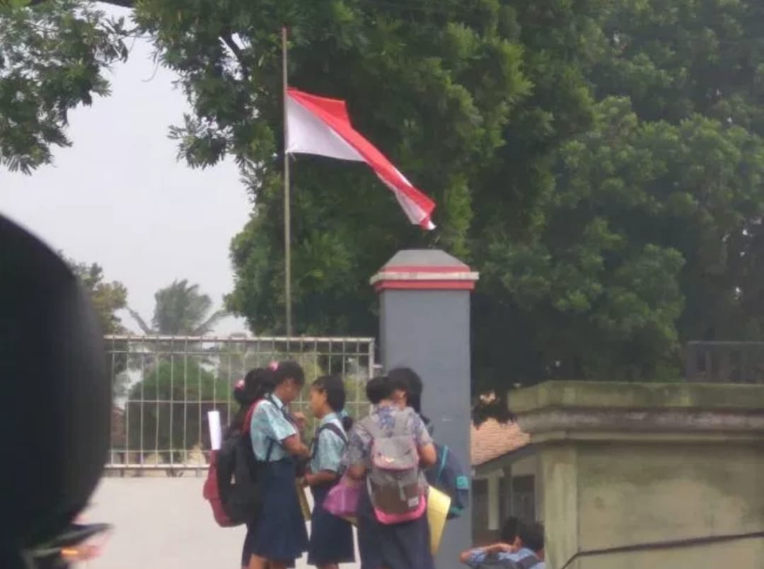 Merah Putih Setengah Tiang di SMP Xaverius Gisting