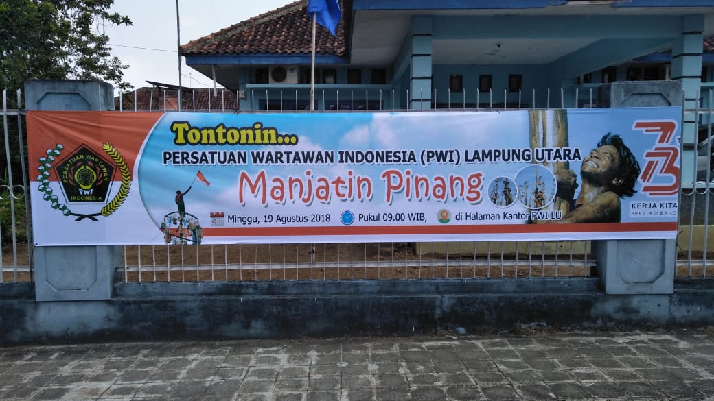 HUT KE-73 RI, PWI Lampura Adakan Panjat Pinang