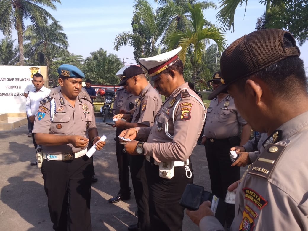 Provost Polsek Pontianak Timur Periksa Kelengkapan Anggota