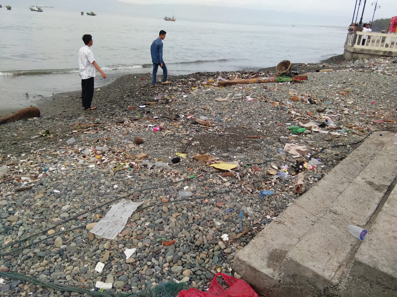 Pantai Muara Indah Kota Agung Kumuh Dan Penuh Tumpukan Sampah