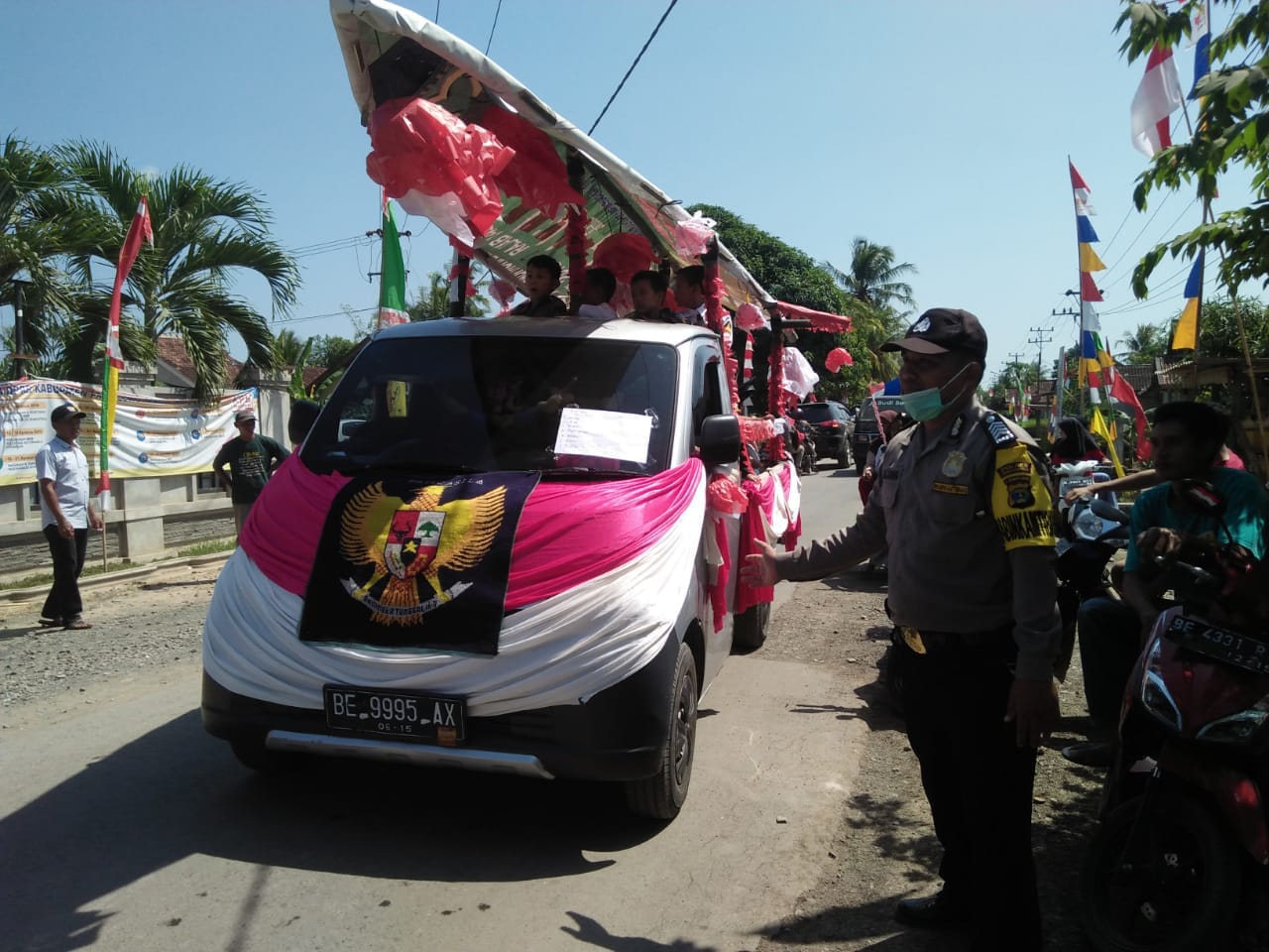 Ribuan Warga Kecamatan Padasuka Ramaikan Pawai Budaya HUT RI Ke 73