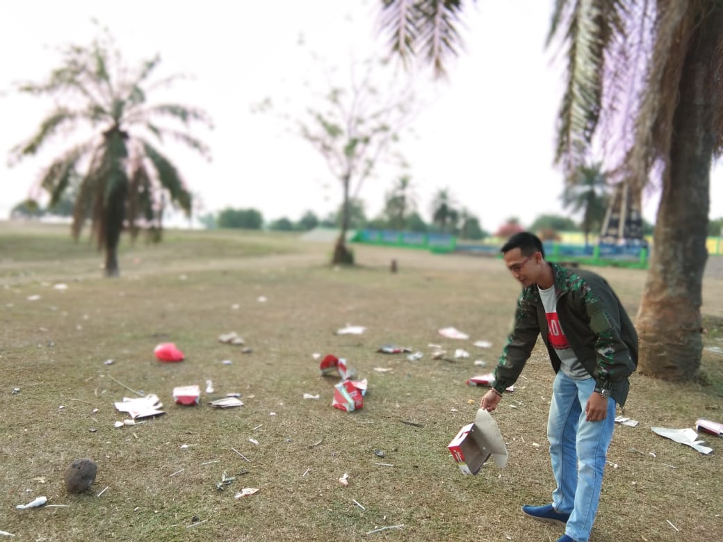 Usai Dijadikan Tempat Upacara HUT Kemerdekaan ke-73 RI, Sampah Berserakan Dibendungan Way Rarem