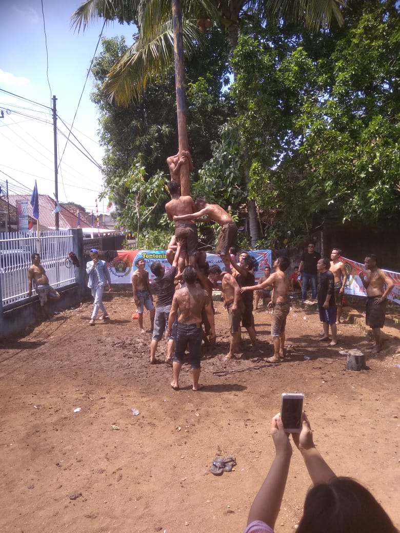 Meriahnya Panjat Pinang Rayakan HUT Kemerdekaan ke-73 RI PWI Lampura