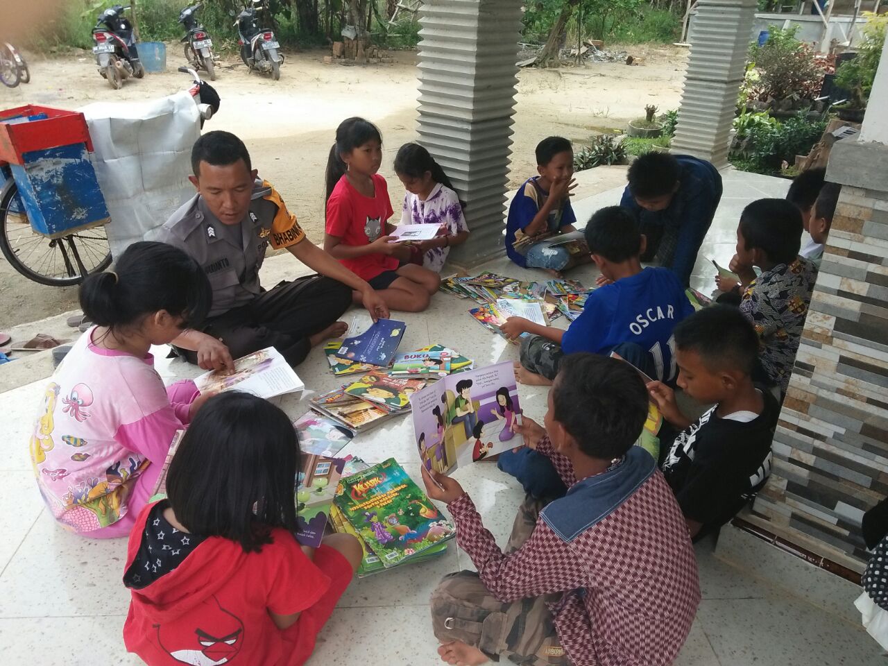Brigpol Harianto Bimbing Minat Baca Anak Lumbu Kibang
