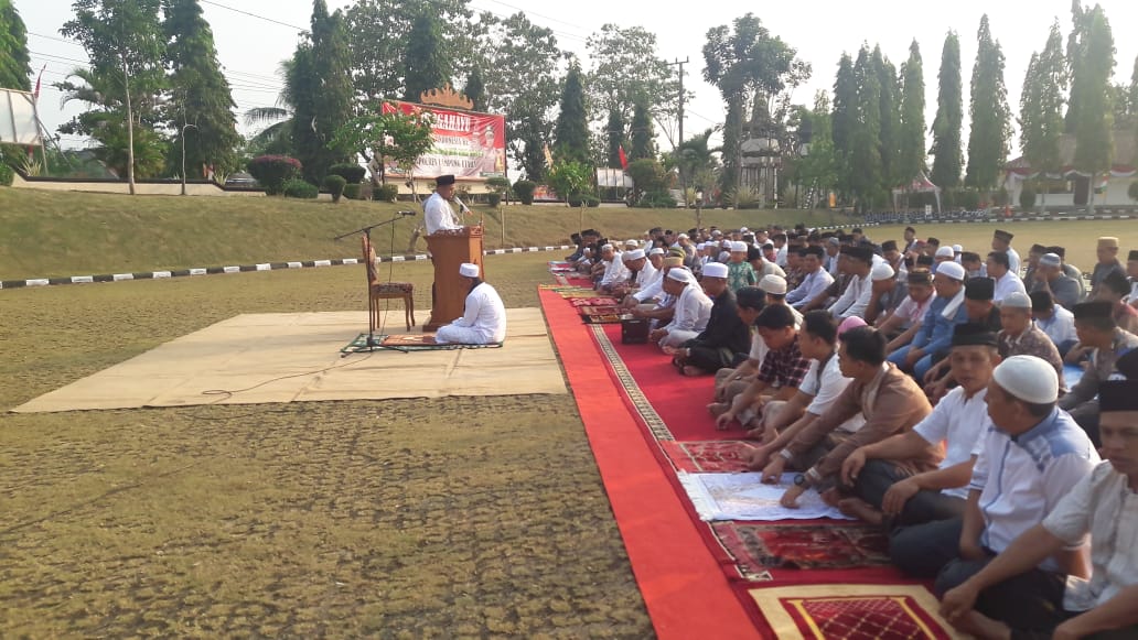 Usai Sholat Id Polres Lampura Open House di Rumah Dinas