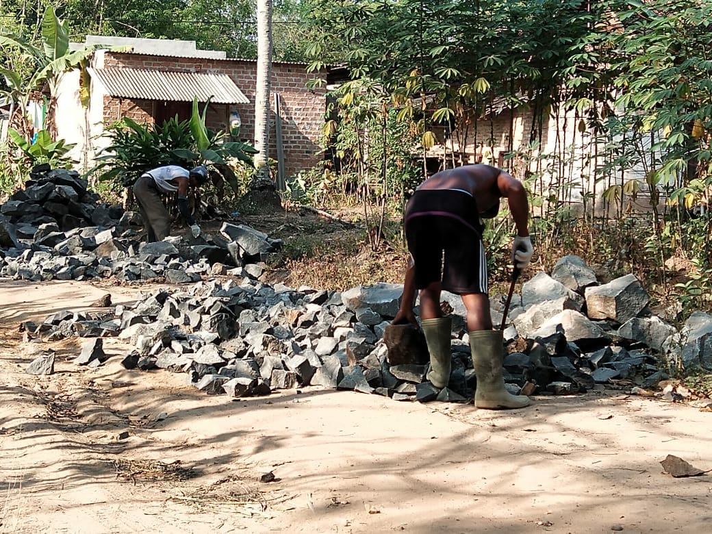 Tiyuh Tirta Makmur Bangun Onderlah Jalan Desa