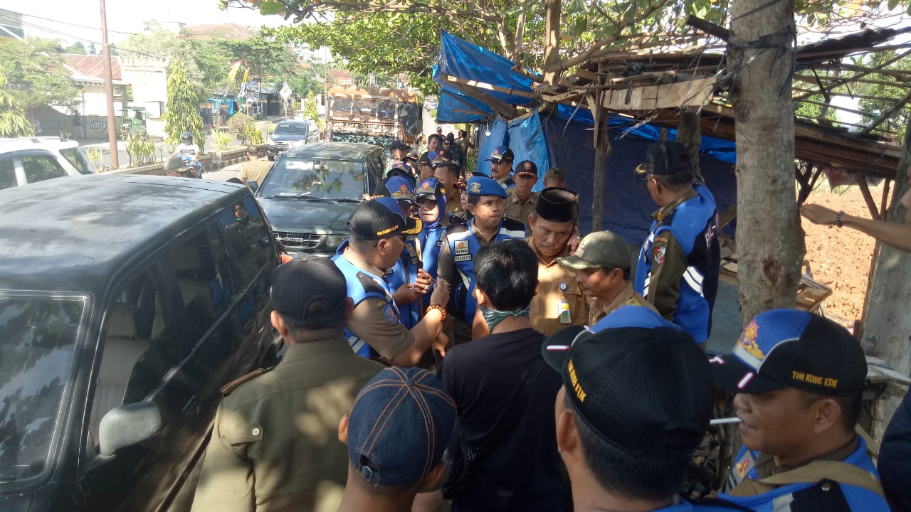 Satpol-PP Lampura Tertibkan PKL di Ruas Jalan Protokol