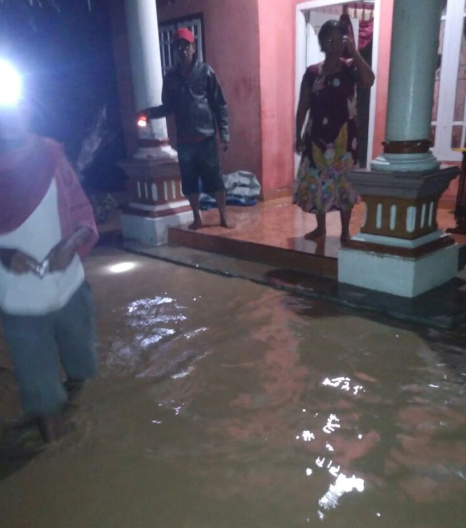 Hujan Datang Banjir Genang Pekon Guring Pematang Sawah
