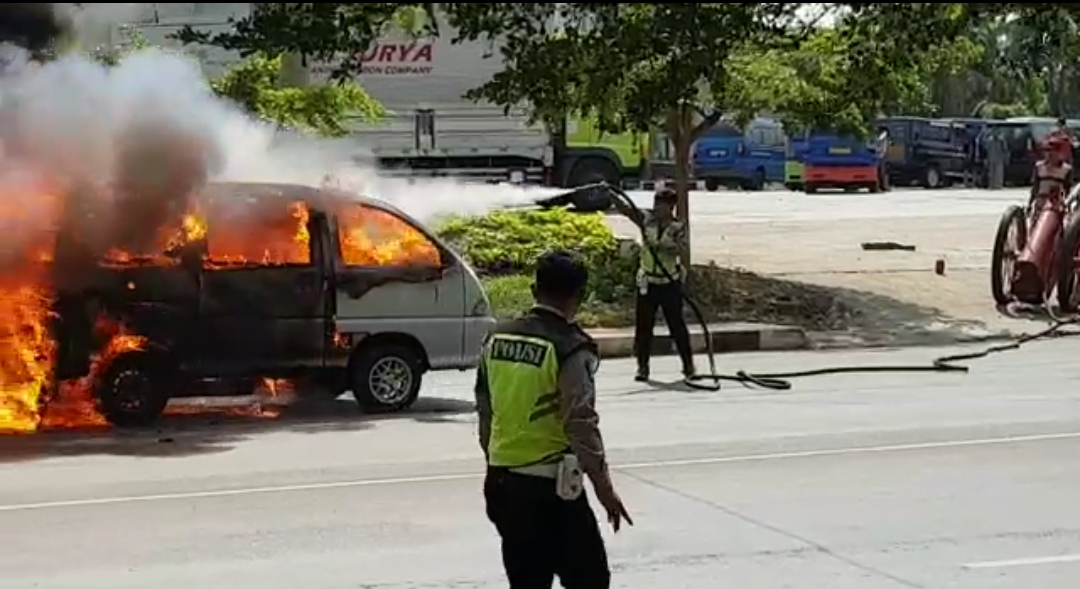 Personil Sat Lantas Polres Lampung Utara Bantu Padamkan Mobil yang Terbakar