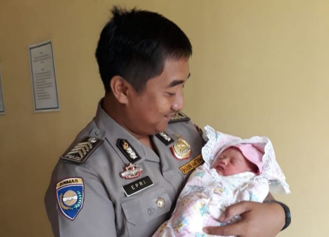Bayi Laki Laki “Dibuang” di Depan Rumah Warga Pekon Air Kubang Tanggamus