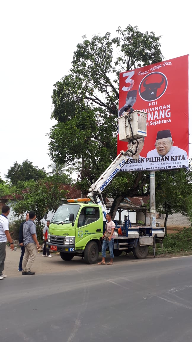 Bawaslu Lampung Utara Tertibkan APK “Liar” Jokowi-Ma’ruf Amin