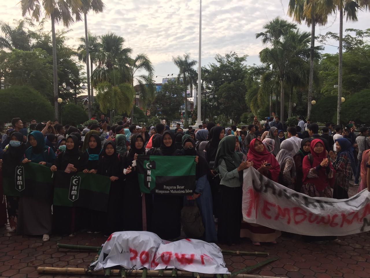 Ratusan Massa HMI Cabang Padang Orasi di Depan Kantor DPRD Sumbar