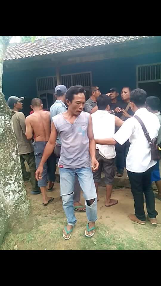 Warga Desa Tanjungiman “Ngeluruk” Kantor Kepala Desa Protes Soal Pembangunan Lapen