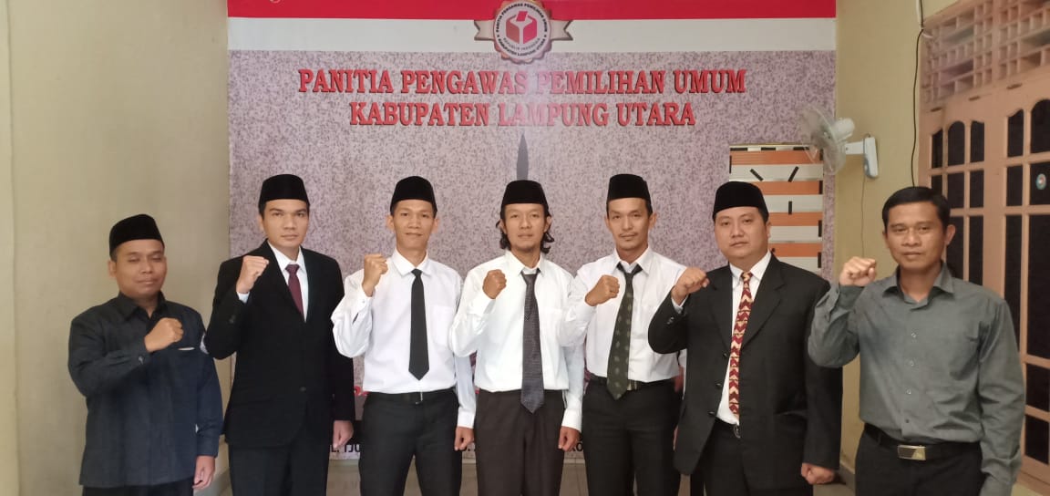 Tiga Anggota PAW Panwaslucam di Lampura Dikukuhkan