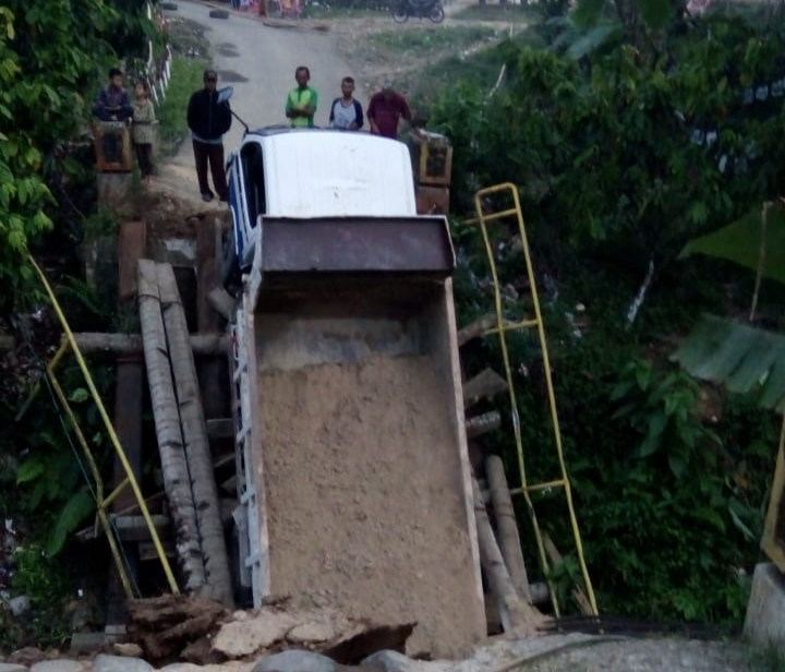 Akses Kelumbayan Cukuh Barat-Kelumbayan Barat Putus Total Jembatan Way Lunik Cukuh Balak Ambruk