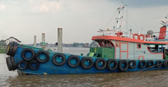 Polsek Pontianak Timur Tangkap Dua Kapal Tugboat Angkut 5 Ton Solar Ilegal