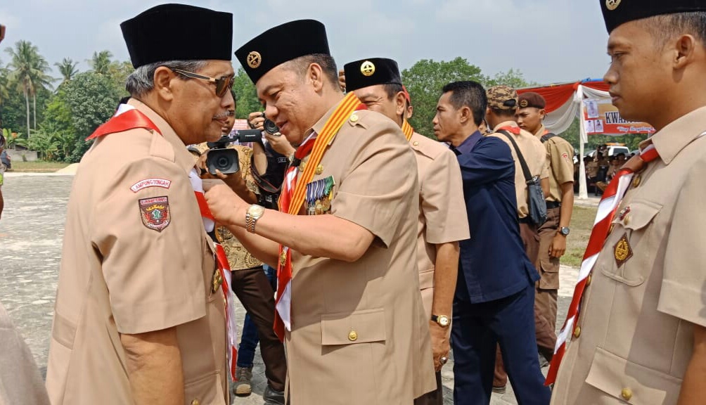 Bupati Lamteng Loekman Djoyosoemarto Terima Lencana Darma Bakti