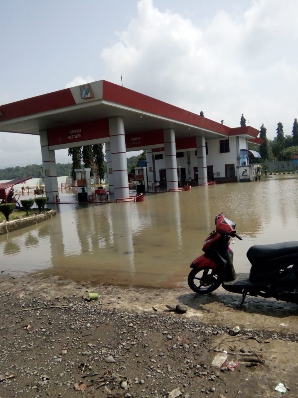 Tergenang Banjir SPBU Pekon Lakaran Tanggamus Lumpuh