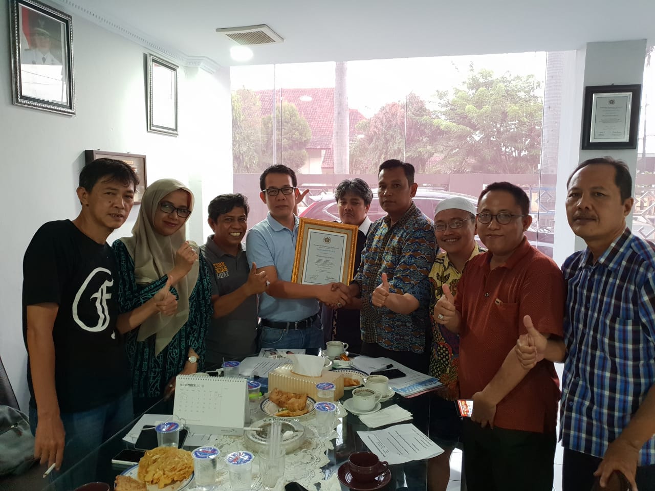 Plt Ketum PWI Lampung Serahkan Piagam Penghargaan Kepada Sekertaris PWI