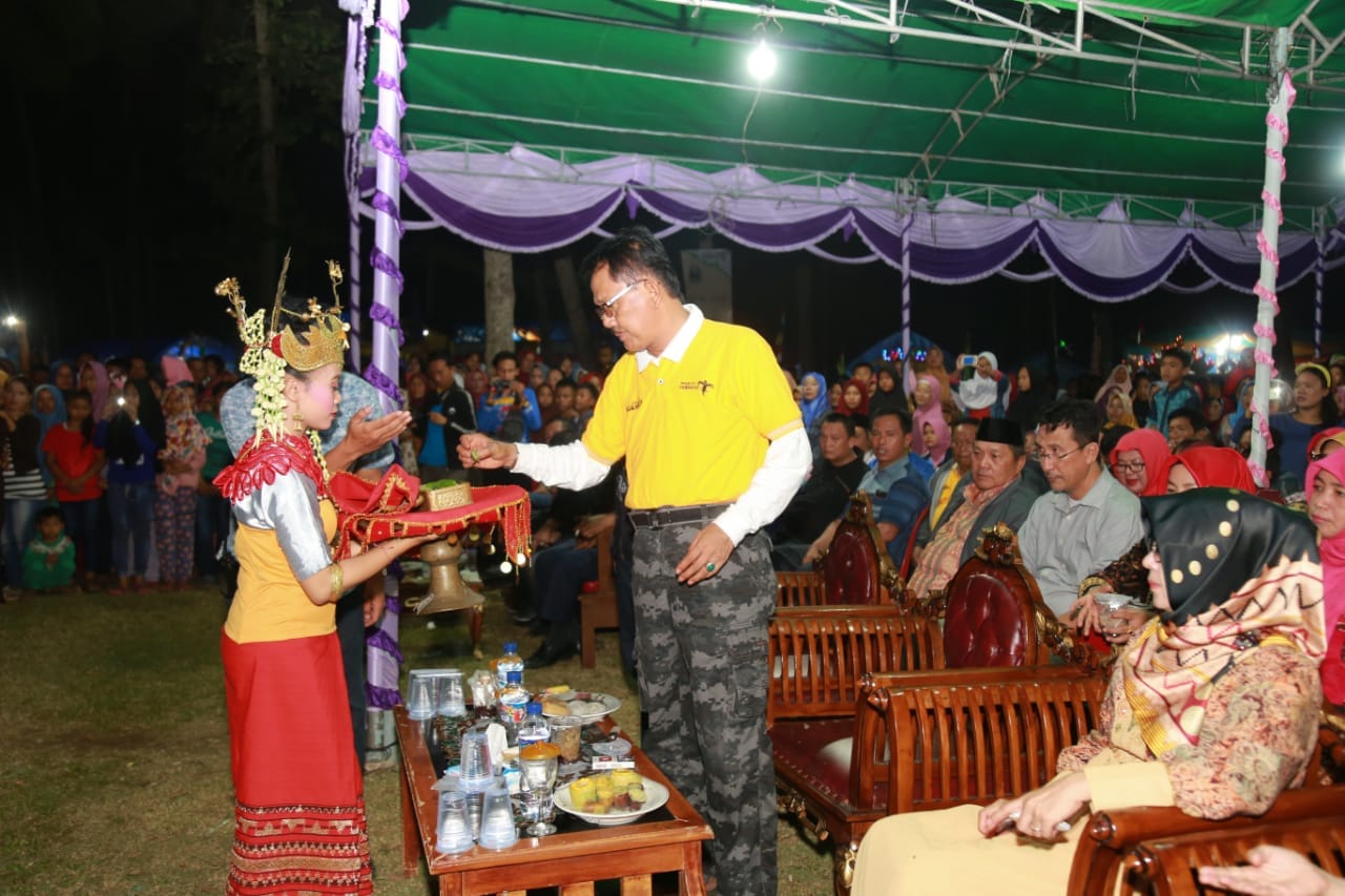Bupati Pesbar Tutup Pagelaran Kemilau Ngambur