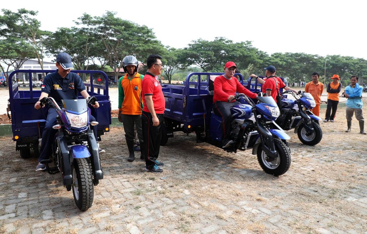 Plt Bupati Lamsel Serahkan Bantuan Kendaraan Pengangkut Sampah