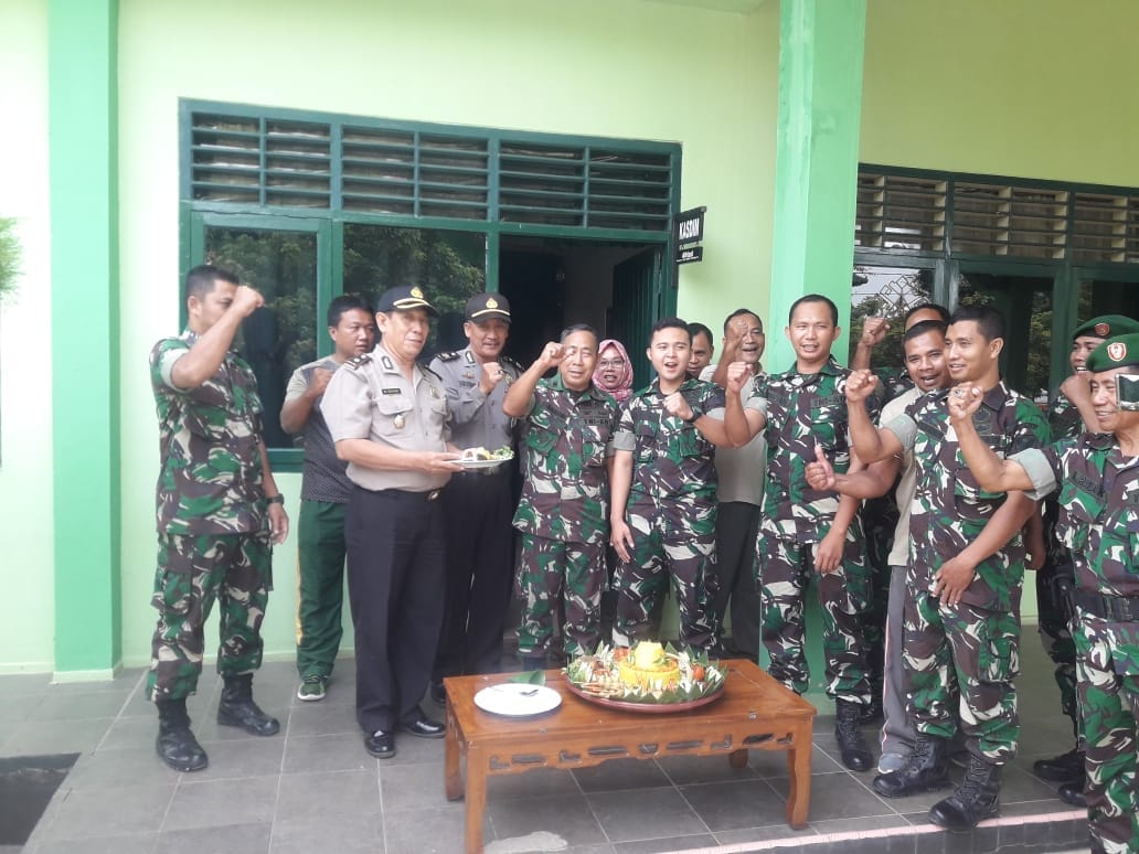 Polres Lampura Berikan Surprise Jajaran TNI dalam Rangka HUT TNI Ke-73